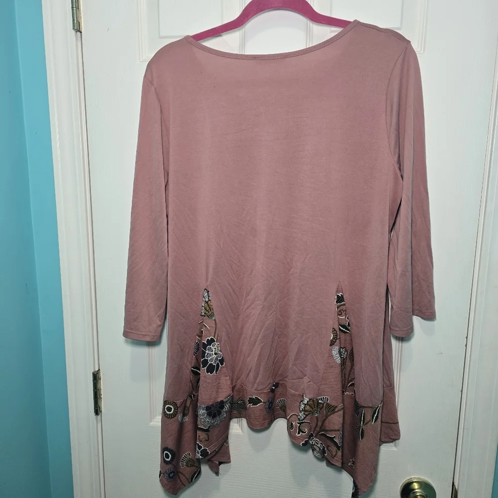 Floral Hem Women's Top Size 1X - Picture 3 of 3